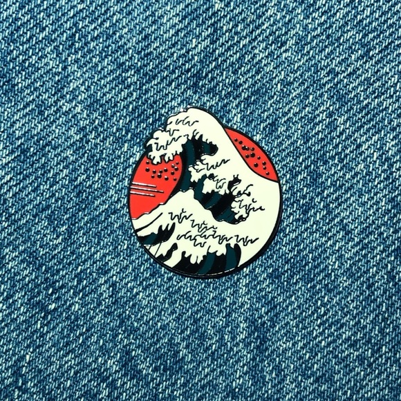 Japanese Waves Pin - Picture 1 of 4